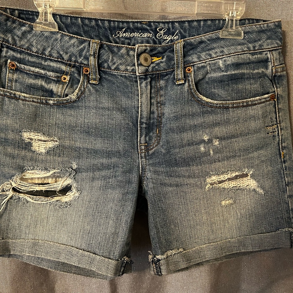 American Eagle super cute distressed jean shorts. Size 6